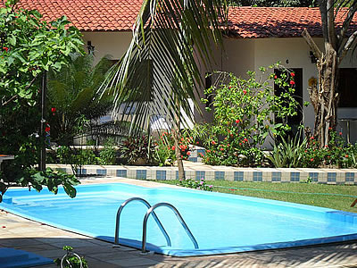 Jardim e piscina da Pousada Casa Sui&ccedil;o Brasileira - Jericoacoara - Cear&aacute; - Brasil