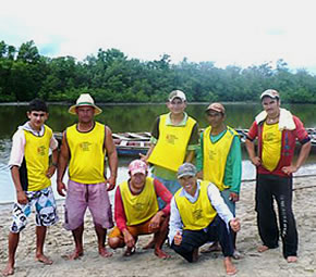 Barqueiros encarregados de mostrar os cavalos marinhos em Mangue seco - Jeri