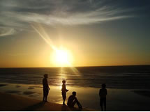 por do sol no mar de jericoacoara